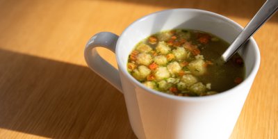 Polévka v bílém hrnečku