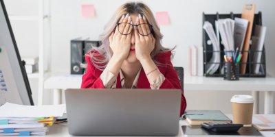 Unavená žena v kanceláři