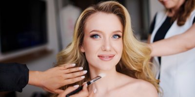 Nevěsta během svatebního líčení