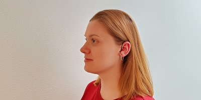 Mladá žena má na uchu gumičku