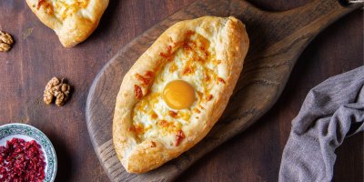 Gruzínská chačapuri se sýrem a vejcem