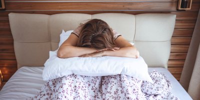 Unavená žena v posteli