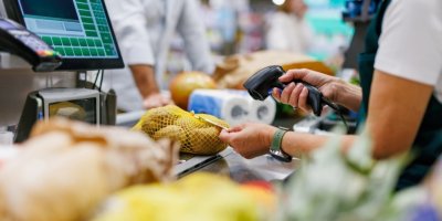 Žena v supermarketu pracuje na pokladně