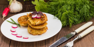 Placičky s ředkvičkami na talíři