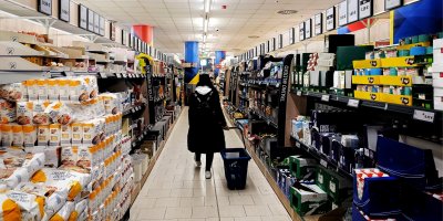 Žena v obchodě s potravinami