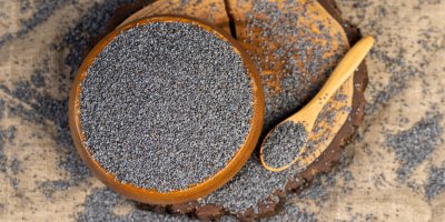 Mák v misce i okolo ní