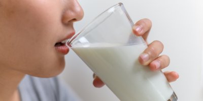 Žena pije bílý nápoj