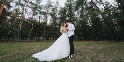 Nevěsta a ženich na mýtině u lesa