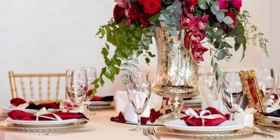 Stů prostřený pro svatební hostinu, kytice ve váze