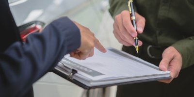 Muži vyplňují formulář