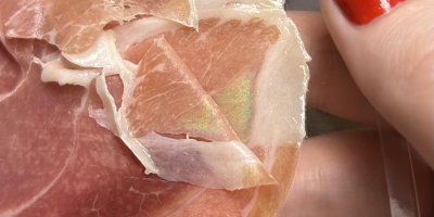 Detail šunky s duhovým zabarvením 