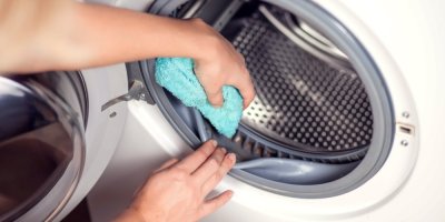 Žena umývá těsnění v pračce