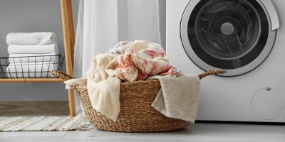 Koš s prádlem před pračkou