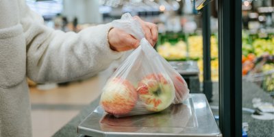 Jablka v sáčku na váze