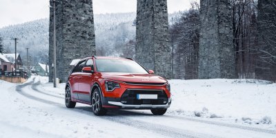 Červené auto na sněhu