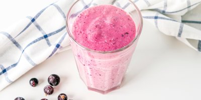 Růžové smoothie ve sklenici