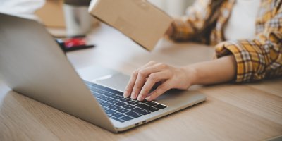 Člověk pracuje na notebooku