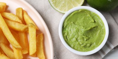 Hranolky s avokádovým dipem