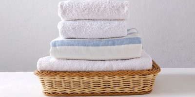 Čisté poskládané ručníky v ošatce