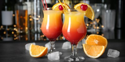 Dva koktejly Sex on the Beach, pomeranče, kostky ledu