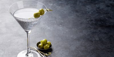 Sklenička martini s olivami