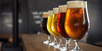 Pět sklenic s různými druhy piva za sebou