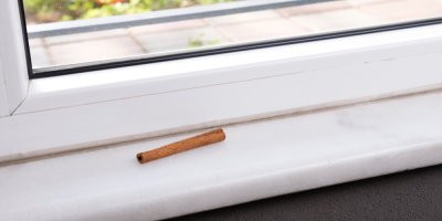 Kousek skořice ležící na vnitřním parapetu okna