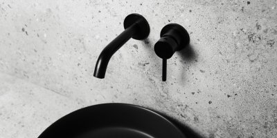 Černá koupelnová baterie