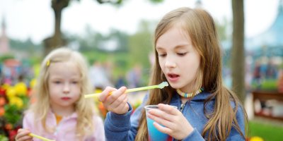 Dvě dívky jí ledovou tříšť