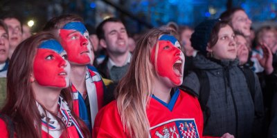 Lidé s českými vlajkami na obličeji fandí