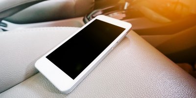 Telefon na sedačce auta