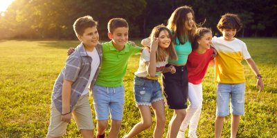 Objímající se smějící se děti