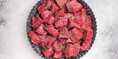 Syrové hovězí maso nakrájené na kostičky