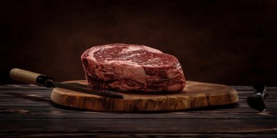 Syrový steak na dřevěném prkénku