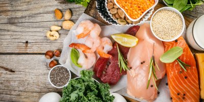 Maso a oříšky na stole