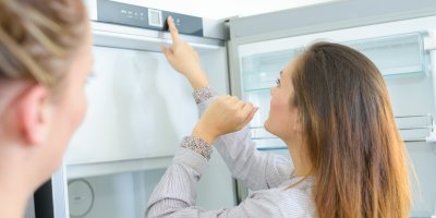 Žena nastavuje teplotu v lednici