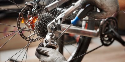 Mechanik seřizuje přehazovačku na kole