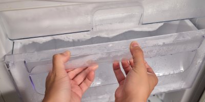 Nahromaděný led v mrazáku