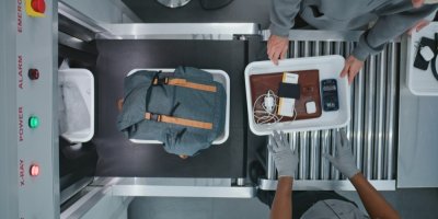 Bezpečnostní kontrola na letišti, pohled shora