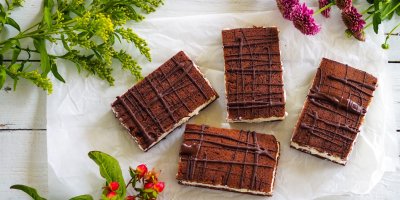 Čtyři mléčné řezy na pečicím papíru