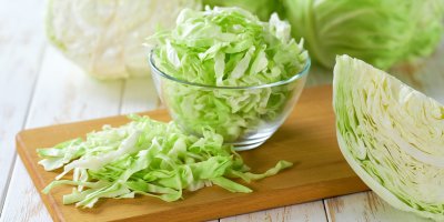 Bílé zelí v misce i vedle ní