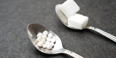 Kostky cukru na lžičce