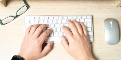 Ruce na bezdrátové klávesnici