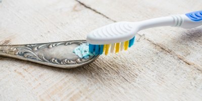 Čištění příboru zubní pastou a kartáčkem