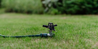 Zavlažovací rozstřikovač trávníku