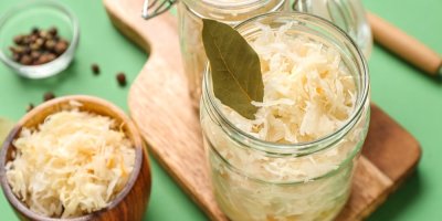 Kysané zelí ve sklenici a v misce