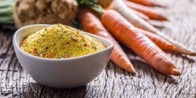 Vegeta v misce, v pozadí čerstvá zelenina