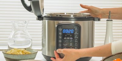 Žena nastavuje program multifunkčního hrnce