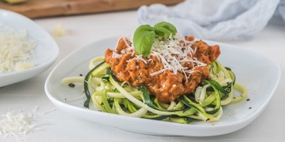 Cuketové špagety s hovězím ragú a sýrem