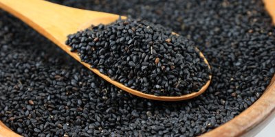 Semínka v dřevěné misce a na lžičce